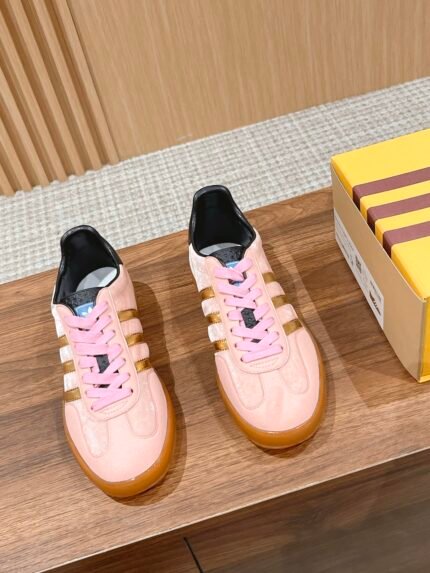 𝐆𝐮𝐜𝐜𝐢 x 𝐀𝐝𝐢𝐝 𝐚𝐒 Gucci - Adi Shamrock co-branded model de trainers 👟 Italian Fashion Week runway pop-up exclusive first #correct edition ✔️ classic retro GAZELLE trainers, retaining the classic three bars at the same time, through canvas, suede, glossy leather and other elements such as the G family logo and other elements of the color scheme, to release a variety of The G family logo and other elements of color matching, releasing a variety of plasticity! Original development 〰️ All details are consistent with the original version of the original molded 𝐓𝐏𝐔 soft rubber Oxford outsole 𝐒𝐢𝐳𝐞. 𝟑𝟓-𝟒𝟎/𝟑𝟗𝟗𝟒𝟓 (Women𝟒) 𝟎/Men𝟒𝟓 customized non-refundable)