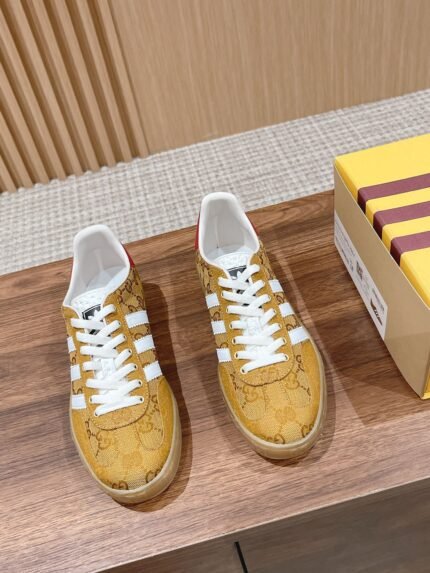 𝐆𝐮𝐜𝐜𝐢 x 𝐀𝐝𝐢𝐝 𝐚𝐒 Gucci - Adi Shamrock co-branded model de trainers 👟 Italian Fashion Week runway pop-up exclusive first #correct edition ✔️ classic retro GAZELLE trainers, retaining the classic three bars at the same time, through canvas, suede, glossy leather and other elements such as the G family logo and other elements of the color scheme, to release a variety of The G family logo and other elements of color matching, releasing a variety of plasticity! Original development 〰️ All details are consistent with the original version of the original molded 𝐓𝐏𝐔 soft rubber Oxford outsole 𝐒𝐢𝐳𝐞. 𝟑𝟓-𝟒𝟎/𝟑𝟗𝟗𝟒𝟓 (Women𝟒) 𝟎/Men𝟒𝟓 customized non-refundable)