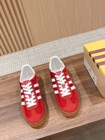 𝐆𝐮𝐜𝐜𝐢 x 𝐀𝐝𝐢𝐝 𝐚𝐒 Gucci - Adi Shamrock co-branded model de trainers 👟 Italian Fashion Week runway pop-up exclusive first #correct edition ✔️ classic retro GAZELLE trainers, retaining the classic three bars at the same time, through canvas, suede, glossy leather and other elements such as the G family logo and other elements of the color scheme, to release a variety of The G family logo and other elements of color matching, releasing a variety of plasticity! Original development 〰️ All details are consistent with the original version of the original molded 𝐓𝐏𝐔 soft rubber Oxford outsole 𝐒𝐢𝐳𝐞. 𝟑𝟓-𝟒𝟎/𝟑𝟗𝟗𝟒𝟓 (Women𝟒) 𝟎/Men𝟒𝟓 customized non-refundable)