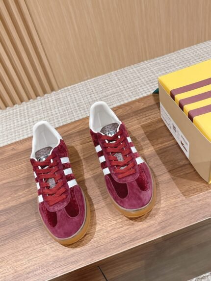 𝐆𝐮𝐜𝐜𝐢 x 𝐀𝐝𝐢𝐝 𝐚𝐒 Gucci - Adi Shamrock co-branded model de trainers 👟 Italian Fashion Week runway pop-up exclusive first #correct edition ✔️ classic retro GAZELLE trainers, retaining the classic three bars at the same time, through canvas, suede, glossy leather and other elements such as the G family logo and other elements of the color scheme, to release a variety of The G family logo and other elements of color matching, releasing a variety of plasticity! Original development 〰️ All details are consistent with the original version of the original molded 𝐓𝐏𝐔 soft rubber Oxford outsole 𝐒𝐢𝐳𝐞. 𝟑𝟓-𝟒𝟎/𝟑𝟗𝟗𝟒𝟓 (Women𝟒) 𝟎/Men𝟒𝟓 customized non-refundable)