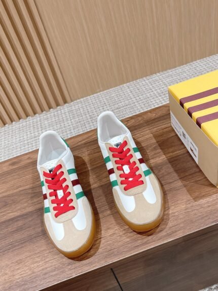 𝐆𝐮𝐜𝐜𝐢 x 𝐀𝐝𝐢𝐝 𝐚𝐒 Gucci - Adi Shamrock co-branded model de trainers 👟 Italian Fashion Week runway pop-up exclusive first #correct edition ✔️ classic retro GAZELLE trainers, retaining the classic three bars at the same time, through canvas, suede, glossy leather and other elements such as the G family logo and other elements of the color scheme, to release a variety of The G family logo and other elements of color matching, releasing a variety of plasticity! Original development 〰️ All details are consistent with the original version of the original molded 𝐓𝐏𝐔 soft rubber Oxford outsole 𝐒𝐢𝐳𝐞. 𝟑𝟓-𝟒𝟎/𝟑𝟗𝟗𝟒𝟓 (Women𝟒) 𝟎/Men𝟒𝟓 customized non-refundable)