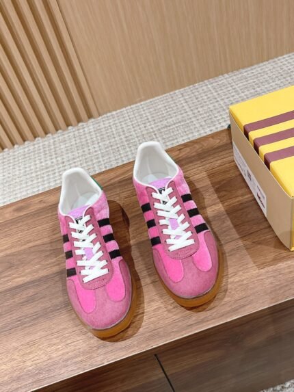 𝐆𝐮𝐜𝐜𝐢 x 𝐀𝐝𝐢𝐝 𝐚𝐒 Gucci - Adi Shamrock co-branded model de trainers 👟 Italian Fashion Week runway pop-up exclusive first #correct edition ✔️ classic retro GAZELLE trainers, retaining the classic three bars at the same time, through canvas, suede, glossy leather and other elements such as the G family logo and other elements of the color scheme, to release a variety of The G family logo and other elements of color matching, releasing a variety of plasticity! Original development 〰️ All details are consistent with the original version of the original molded 𝐓𝐏𝐔 soft rubber Oxford outsole 𝐒𝐢𝐳𝐞. 𝟑𝟓-𝟒𝟎/𝟑𝟗𝟗𝟒𝟓 (Women𝟒) 𝟎/Men𝟒𝟓 customized non-refundable)