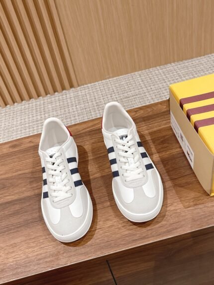 𝐆𝐮𝐜𝐜𝐢 x 𝐀𝐝𝐢𝐝 𝐚𝐒 Gucci - Adi Shamrock co-branded model de trainers 👟 Italian Fashion Week runway pop-up exclusive first #correct edition ✔️ classic retro GAZELLE trainers, retaining the classic three bars at the same time, through canvas, suede, glossy leather and other elements such as the G family logo and other elements of the color scheme, to release a variety of The G family logo and other elements of color matching, releasing a variety of plasticity! Original development 〰️ All details are consistent with the original version of the original molded 𝐓𝐏𝐔 soft rubber Oxford outsole 𝐒𝐢𝐳𝐞. 𝟑𝟓-𝟒𝟎/𝟑𝟗𝟗𝟒𝟓 (Women𝟒) 𝟎/Men𝟒𝟓 customized non-refundable)