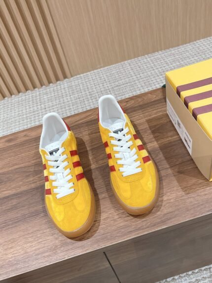 𝐆𝐮𝐜𝐜𝐢 x 𝐀𝐝𝐢𝐝 𝐚𝐒 Gucci - Adi Shamrock co-branded model de trainers 👟 Italian Fashion Week runway pop-up exclusive first #correct edition ✔️ classic retro GAZELLE trainers, retaining the classic three bars at the same time, through canvas, suede, glossy leather and other elements such as the G family logo and other elements of the color scheme, to release a variety of The G family logo and other elements of color matching, releasing a variety of plasticity! Original development 〰️ All details are consistent with the original version of the original molded 𝐓𝐏𝐔 soft rubber Oxford outsole 𝐒𝐢𝐳𝐞. 𝟑𝟓-𝟒𝟎/𝟑𝟗𝟗𝟒𝟓 (Women𝟒) 𝟎/Men𝟒𝟓 customized non-refundable)