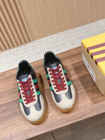 𝐆𝐮𝐜𝐜𝐢 x 𝐀𝐝𝐢𝐝 𝐚𝐒 Gucci - Adi Shamrock co-branded model de trainers 👟 Italian Fashion Week runway pop-up exclusive first #correct edition ✔️ classic retro GAZELLE trainers, retaining the classic three bars at the same time, through canvas, suede, glossy leather and other elements such as the G family logo and other elements of the color scheme, to release a variety of The G family logo and other elements of color matching, releasing a variety of plasticity! Original development 〰️ All details are consistent with the original version of the original molded 𝐓𝐏𝐔 soft rubber Oxford outsole 𝐒𝐢𝐳𝐞. 𝟑𝟓-𝟒𝟎/𝟑𝟗𝟗𝟒𝟓 (Women𝟒) 𝟎/Men𝟒𝟓 customized non-refundable)
