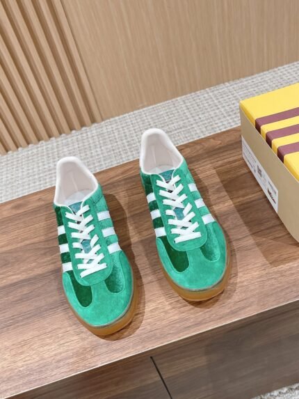 𝐆𝐮𝐜𝐜𝐢 x 𝐀𝐝𝐢𝐝 𝐚𝐒 Gucci - Adi Shamrock co-branded model de trainers 👟 Italian Fashion Week runway pop-up exclusive first #correct edition ✔️ classic retro GAZELLE trainers, retaining the classic three bars at the same time, through canvas, suede, glossy leather and other elements such as the G family logo and other elements of the color scheme, to release a variety of The G family logo and other elements of color matching, releasing a variety of plasticity! Original development 〰️ All details are consistent with the original version of the original molded 𝐓𝐏𝐔 soft rubber Oxford outsole 𝐒𝐢𝐳𝐞. 𝟑𝟓-𝟒𝟎/𝟑𝟗𝟗𝟒𝟓 (Women𝟒) 𝟎/Men𝟒𝟓 customized non-refundable)