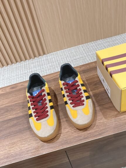 𝐆𝐮𝐜𝐜𝐢 x 𝐀𝐝𝐢𝐝 𝐚𝐒 Gucci - Adi Shamrock co-branded model de trainers 👟 Italian Fashion Week runway pop-up exclusive first #correct edition ✔️ classic retro GAZELLE trainers, retaining the classic three bars at the same time, through canvas, suede, glossy leather and other elements such as the G family logo and other elements of the color scheme, to release a variety of The G family logo and other elements of color matching, releasing a variety of plasticity! Original development 〰️ All details are consistent with the original version of the original molded 𝐓𝐏𝐔 soft rubber Oxford outsole 𝐒𝐢𝐳𝐞. 𝟑𝟓-𝟒𝟎/𝟑𝟗𝟗𝟒𝟓 (Women𝟒) 𝟎/Men𝟒𝟓 customized non-refundable)