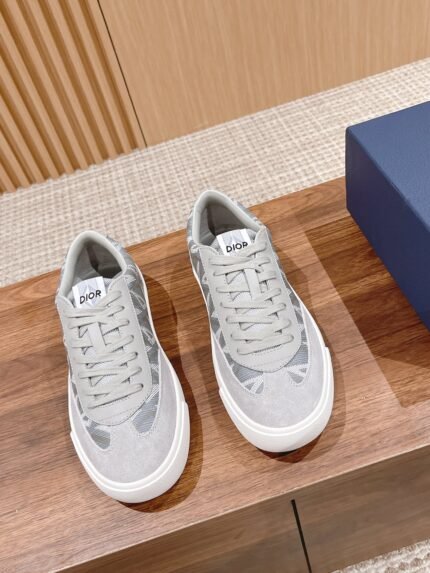 #Couples DIOR B101 series Dior latest colorway casual sneakers This season's new single product, highlighting the classic design of smooth cowhide leather crafted with brushed leather inserts, padded tongue, heel and side are decorated with CD Diamond and DIOR logo with the same tone texture outsole, can be paired with jeans or suit pants, to create a casual look ~ the original customized first layer of cowhide leather material soft Sheepskin + mesh lining Exclusive molded, abrasion-resistant, non-slip rubber material Size: Women's 35-40 Men's 39-45M