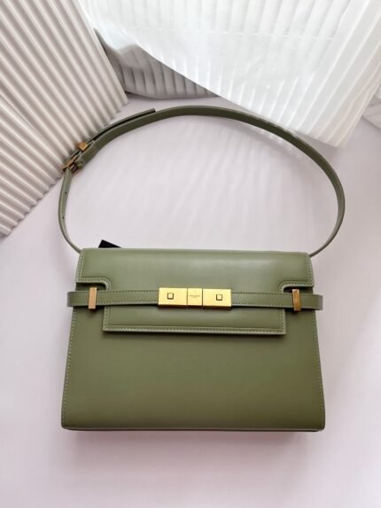 ￼ ￼ YSL Manhattan baguette bag pistachio green small large goods real shot n this Manhattan baguette bag everyone says it is H family Kellydanse flat replacement, but the price is Kellydanse one-sixth! Even if it does not have the iconic metal buckle design, but it is still so popular ~ hard and dry styling design, low-key and bring their own aura, crocodile pattern style more noble texture! This bag is a classic square bag with metal buckle design, simple atmosphere, and the capacity of the bag is also very practical ~ adjustable detachable shoulder strap, remove the shoulder strap can also be used as a handbag Oh! n675626076(24×16×6cm)n579271078(29×20×7.5cm)