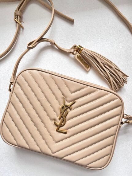 YSL Camera Bag Light Apricot Large Large Goods Real Shots n This camera bag is very delicate atmosphere, classic and elegant, cost-effective n super high! Cowhide is very durable and soft to the touch, the capacity is also very large, cell phones, wallets, cosmetics, etc. are loaded, the bag is decorated with iconic letters logo and removable tassels, and adjustable straps, you can carry it on one shoulder, you can also crossbody ~ it is the bag that can be used for leisure, commuting, attending events, and multi-purpose bag! n0532068 (23×16×6cm)