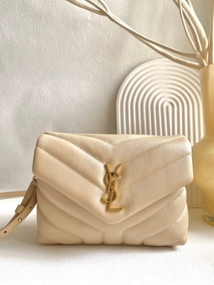 Y*L loulou mini apricot color gold buckle big goods real shot n on the hundred bags ~ loulou's square fat must have name! Not pick occasion ✔️ not pick season ✔️ not pick wear ✔️ not pick age ✔️ and also particularly can load ❗ calf leather material soft huhu ~ also quite good care, Y-shaped diagonal pattern we is to say quite recognizable! The temperament on the back is between gentle and generous, cute and playful ~ mainly depends on what clothes are paired with "plasticity does not poke yo hey" 😍n467072068 (20×14×7cm) n494699078 (25×17×9cm) n459749088 (32×22×10cm)