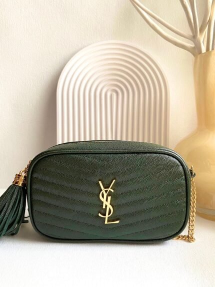 YSL Camera bag dark green mini large goods real shot n this camera bag is very delicate atmosphere, classic and elegant, cost-effective n super high! Cowhide is very durable and soft to the touch, the capacity is also very large, cell phones, cosmetics, etc. are loaded, the bag is decorated with iconic letters logo and tassels, you can carry it on the shoulder, but also crossbody ~ it is a bag that can be used for leisure, commuting, attending events, and multi-purpose bag! n612579066 (19×11×5cm)