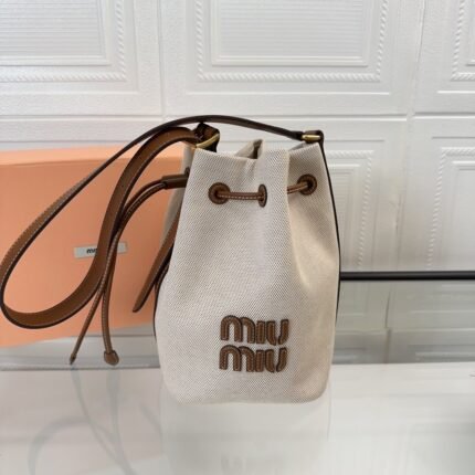 🍒M home 🍒 5BE090, Miu home new denim bucket bag, new denim fabrics, the continuation of the last season's lazy and sexy boom, another hot 🔥 style, with top imported calfskin, leather surface delicate smooth and soft, top quality leather texture senior, the bag body is casual and lightweight, the bag body is soft and stylish, shoulder strap adjustable design, more Exquisite and practical, good temperament casual lethargy, daily out on the street back it turnover rate of 100 percent, hand-stitched leather Logo logo, the lining is also the same high-quality denim fabric, size 16X 22.5X14Cm, with the original packaging. 880087