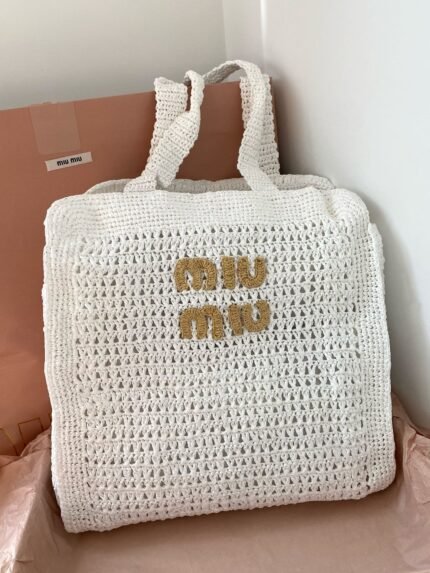 Miumiu lafayette 토트 화이트 큰 주식 실제 샷 | 재고가 나옵니다. 2 개월 이상 걸렸고 마스터스는 나를 위해 그것을 미쳤습니다. 디테일 괴물 😂 그냥 기다릴만한 가치가 있다고 가정 해 봅시다! 이 뜨개질 시리즈는 정말로 낭만적 인 분위기로 가득 차 있습니다 ~ 자연 색 구성표는 결코 피곤하지 않거나 부드러운 편안함으로 가득 차 있지 않으며, 캐주얼 마모인지 조심스럽게 차려 입는지 여부는 매우 아름답습니다! 용량은 초로로드됩니다 ~ 집 밖으로 필수품을로드 할 수 있습니다. 내부에는 작은 가방을 신중하게 장착하고 중요한 아이템을 넣을 수 있습니다! N2300532098 (40 × 38.5 × 10cm) n