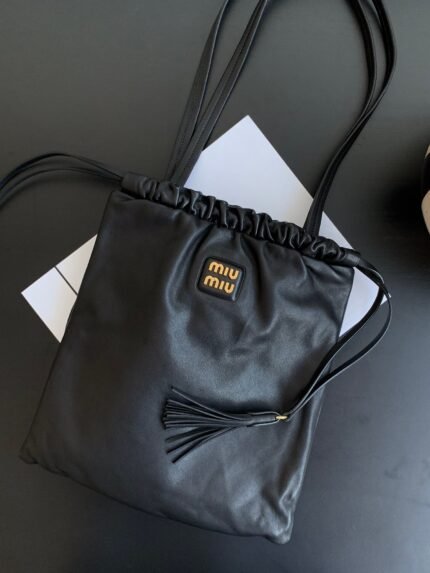 Miumiu tasseled bag 검은 색 상품 샷 | 그것에 대한 반점 🈶 n 이것은 24W 쇼 모델 Tasseled Bag입니다. 실제로 한 눈에 한 눈을 바로 잡으십시오. super 슈퍼 보헤미안 스타일의 양쪽에있는 술은 슈퍼 다재다능한 종류에 속합니다! 어쨌든, 눈을 감고 서두르십시오. LA ~ N3050532082 (28 × 30cm)